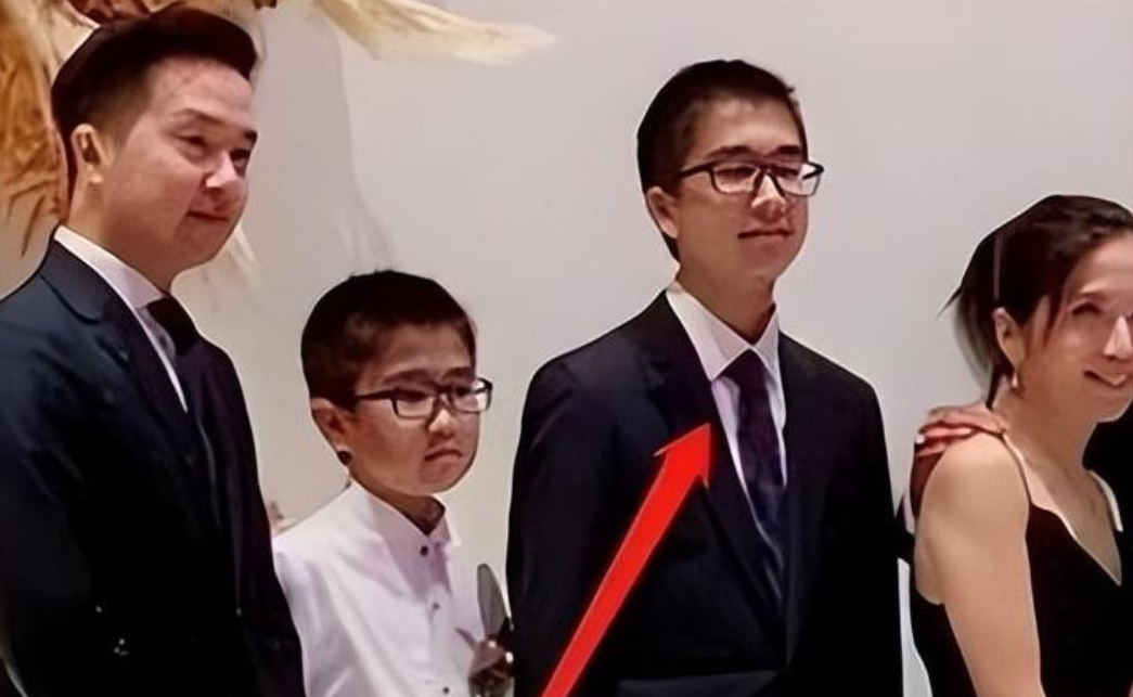 梁洛施和李长治这对母子组合最近掀起了一阵轰动！他们在香港街头的亮相简直就是一场视