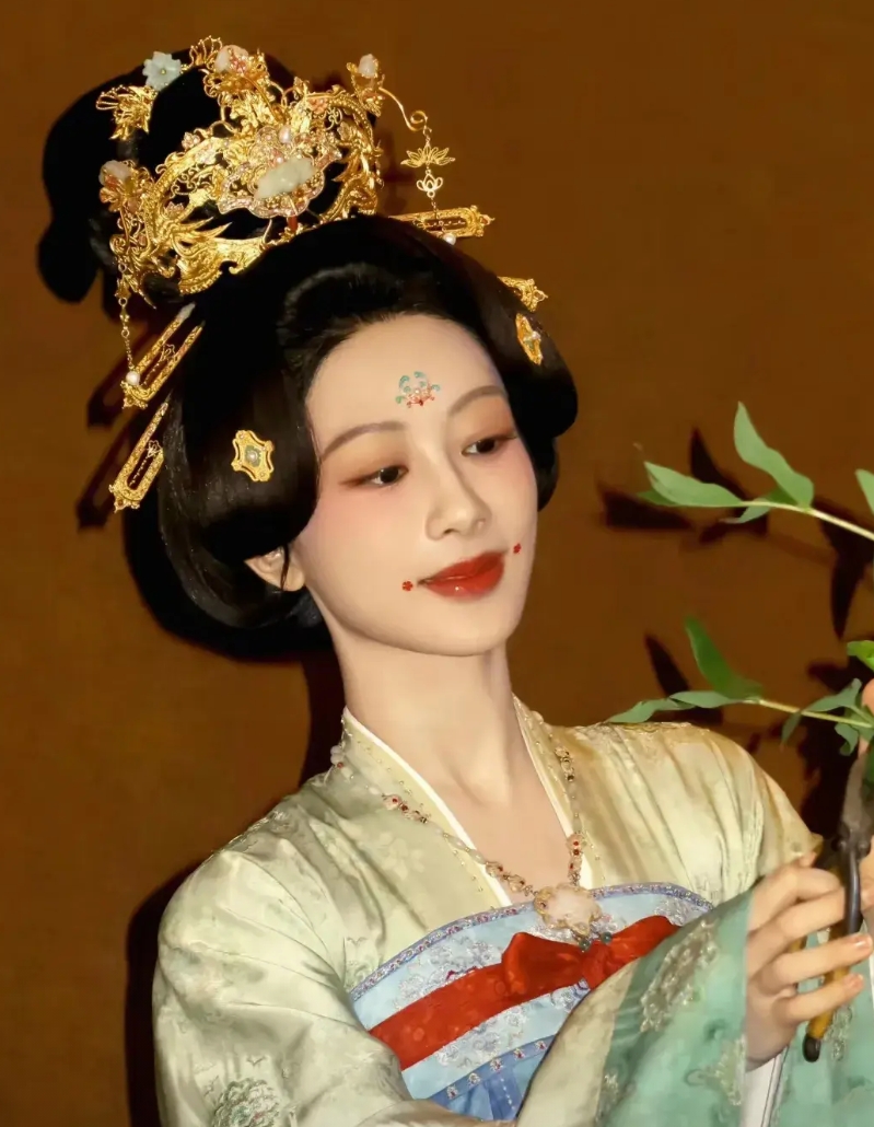 杨紫的两段感情：
初恋：大学同班同学贺鹏，谈了2年。
2014年，杨紫22岁，贺