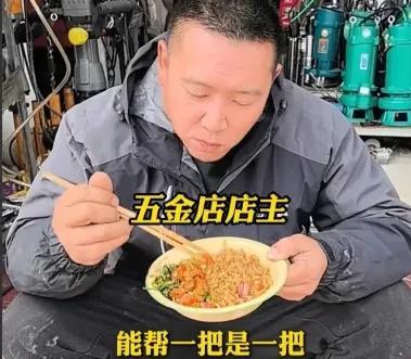 老板这么善良，一定会财源滚滚的！
78岁的卖菜老人，儿女都没在身边，自己一个人种