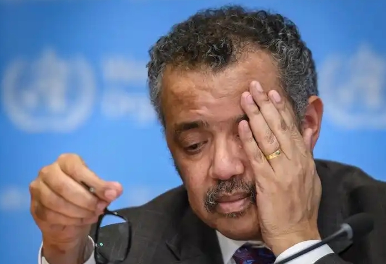 特朗普刚上任，就宣布美国退出世卫组织。
谭德塞傻眼了，上个月还在喊话中国提供新冠