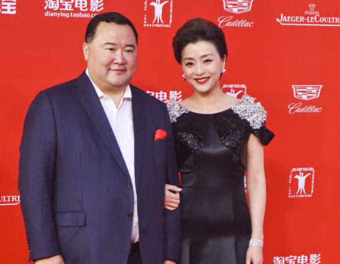 1994年，吴征斥巨资500万买下一艘游艇，将有夫之妇杨澜接到游艇上大胆表白，杨