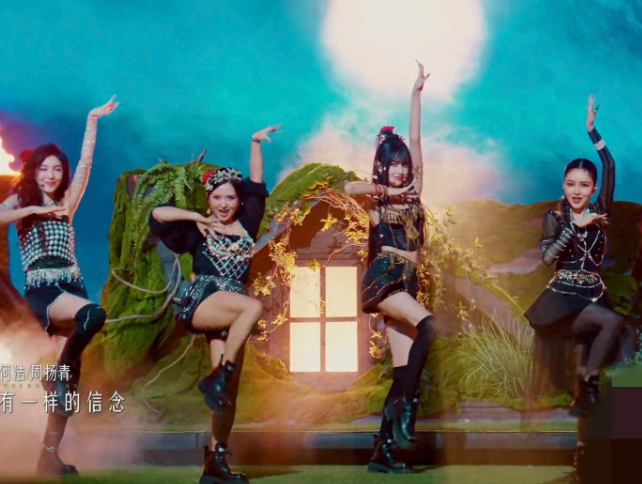 何洁真的太难了！

在二公赛场上，何洁组表演了《神奇》，四个人不同框的时候看着还