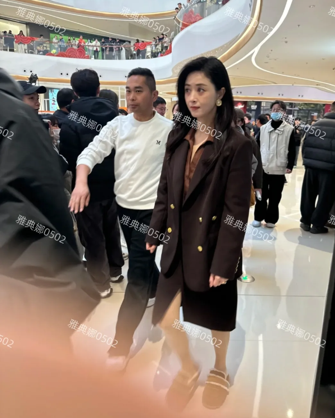 蒋欣从身边走过被美晕了!
本人怎么那么好看，穿着拖鞋个子也好高1米7以上，脸特别