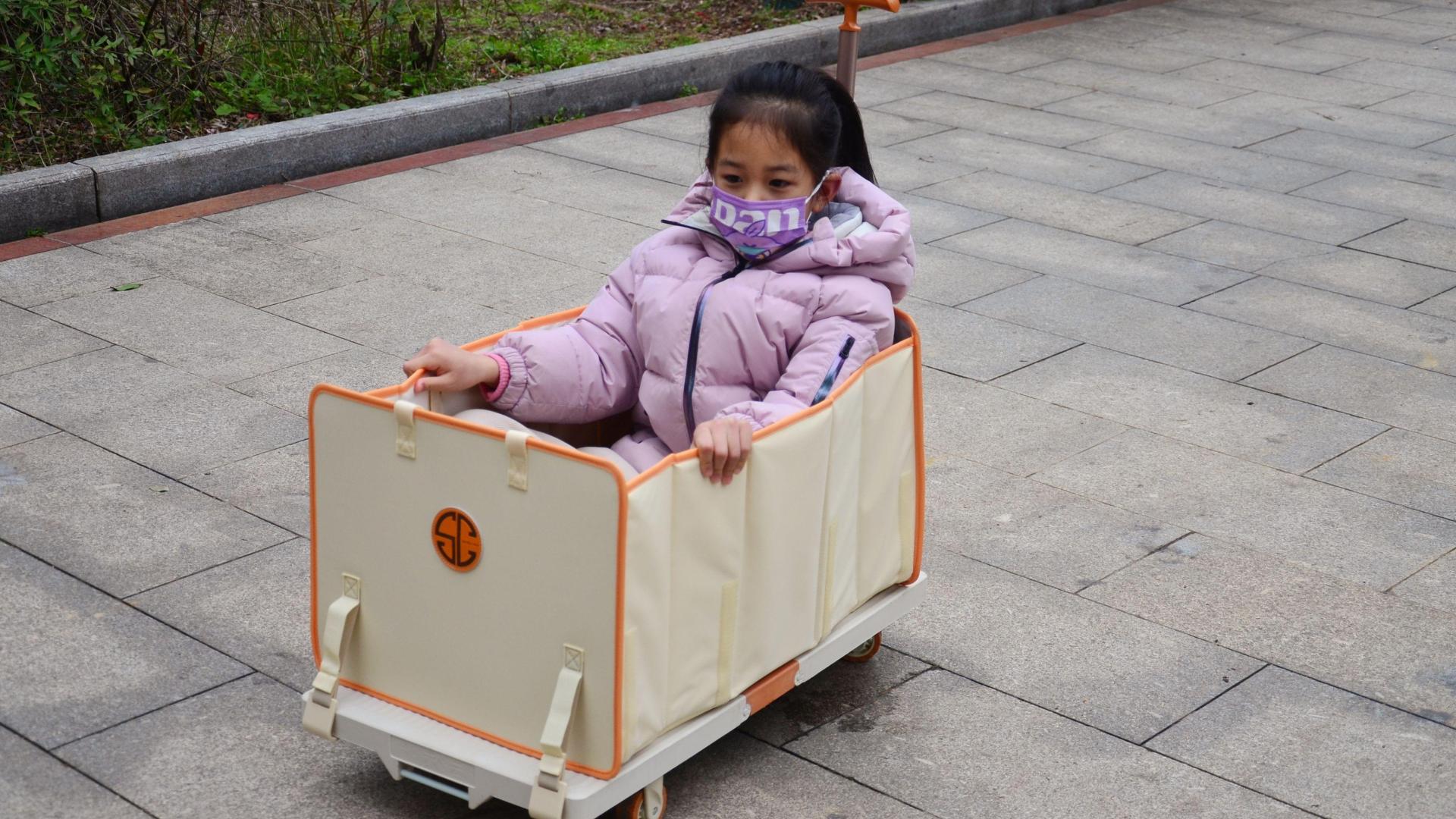 迈开脚，空出手，小车拉着春天跑