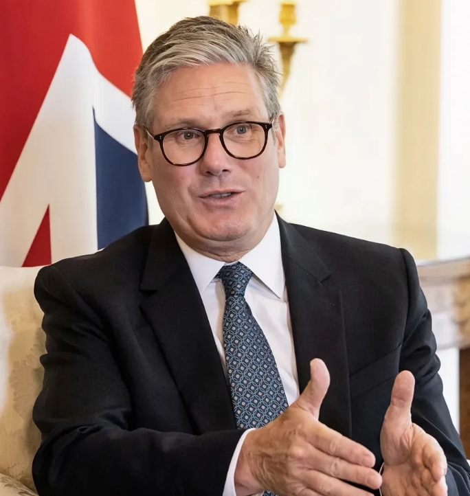 万万没想到啊！英国首相斯默塔先坐不住了。面对特朗普即将上台取代拜登，英国媒体在报