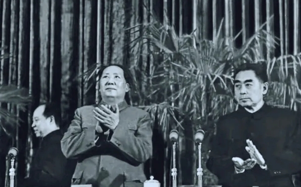 1955年一次大会上，毛泽东主席和周恩来总理在主席台上。

左边也是一位重要领导