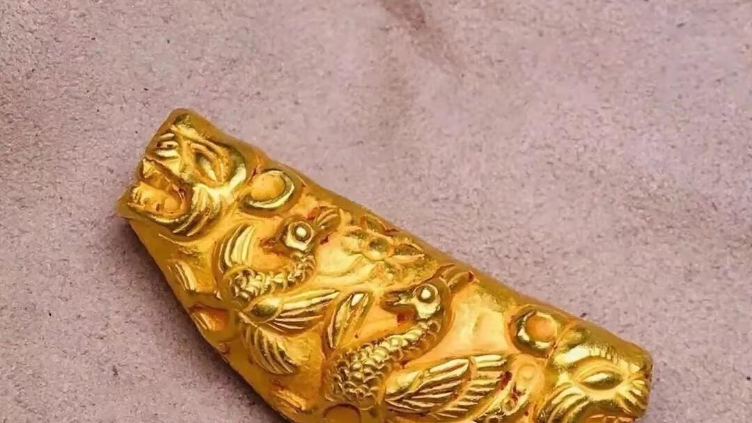 一女子给儿子把尿时捡到金饺子卖了八万，专家：这是文物要上交