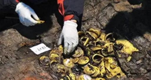 江西发现古墓 金银珠宝堆成山

                        