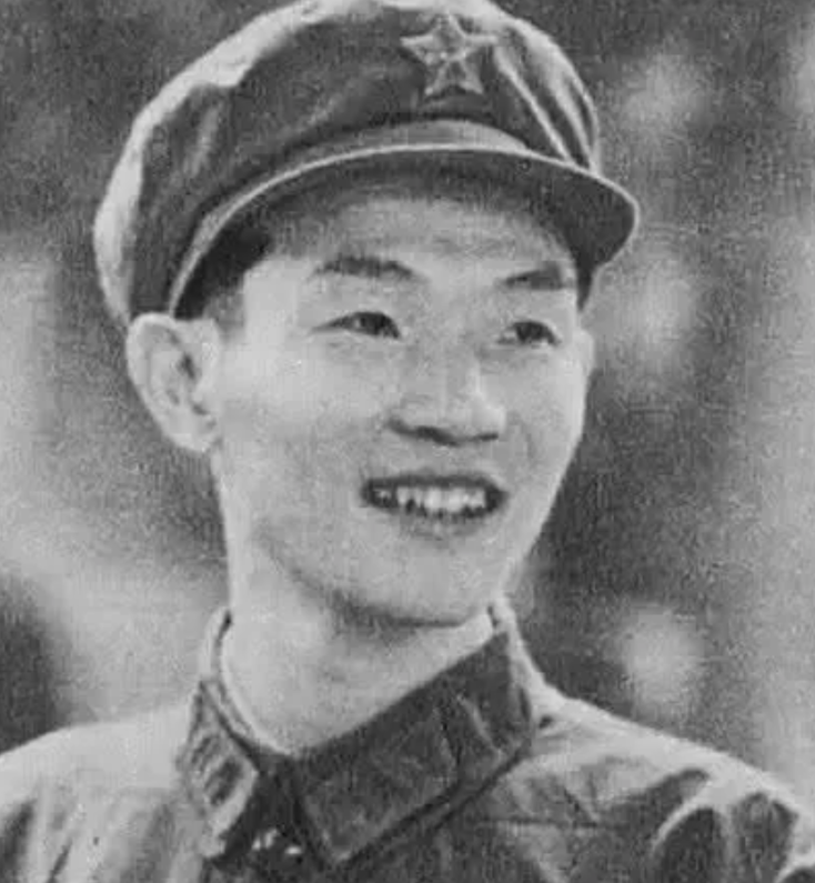 1979年，对越自卫反击战中，何学高被两名高大越军合力控制住，眼看挣脱不开，他拉