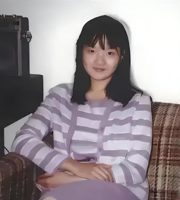 当目光触及这张照片，仿佛瞬间被拉回往昔岁月。照片里，年轻的洪晃散发着独有的魅力，