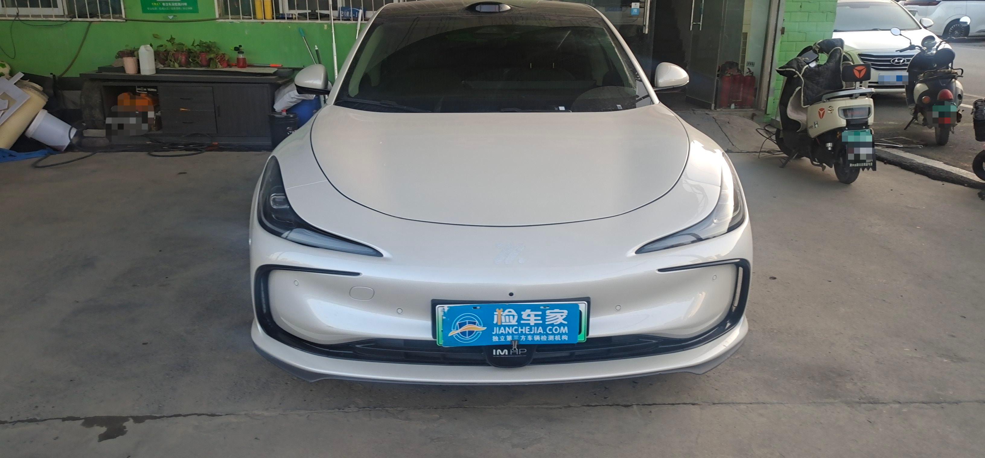 ~26万买辆新能源纯电车，才开3千公里就撞的支离破碎！
电车动不动就4秒破百，对