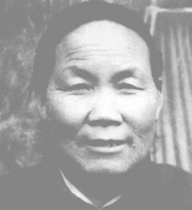 1940年，八路军在一个大娘家里喝粥，这时，班长发现不对劲，大娘的女儿不在，便连