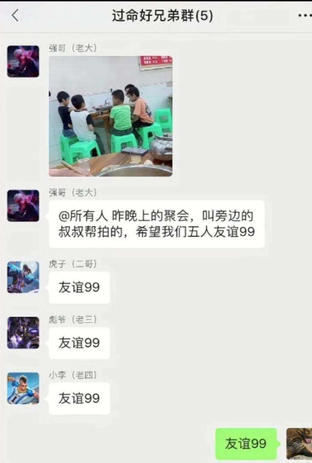 旁边的叔叔帮拍的