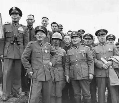 1949年5月4日上午，蒋介石正在“江静轮”上和蒋经国闲聊，俞济时走了进来汇报战
