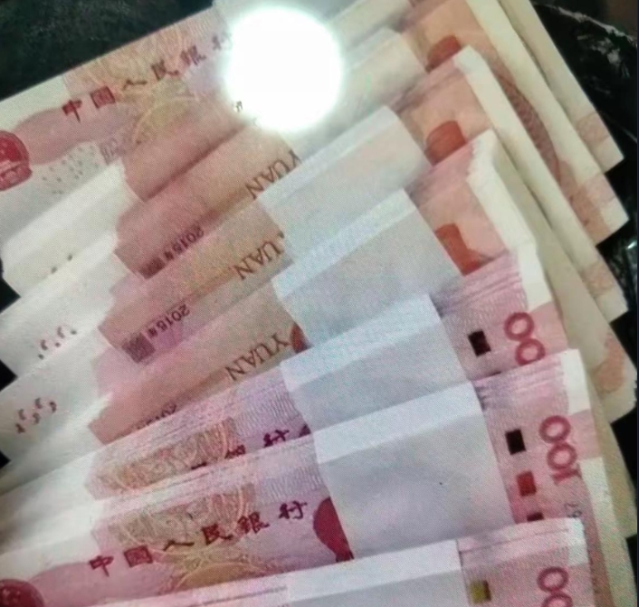 我朋友就是犟，他手里有200万，他不买房，也不投资理财什么的，只是把钱死死存银行