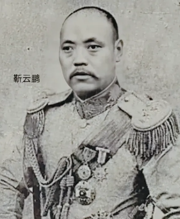 1895年，一伙土匪凶猛地闯入一户富裕人家，他们怒气冲冲地拔出刀，厉声质问乳母：