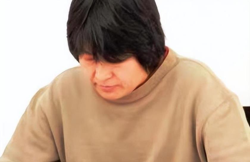 审讯室里，徐延慧瘫坐在椅子上，眼神空洞，喃喃自语：“我真的不知道…他是个女人…”