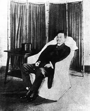宋教仁临终前交代了四件事：

1，让黄兴发电报给袁世凯，告诉袁世凯他即将殒命。不
