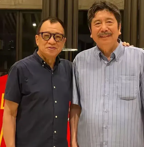 2021年香港无线电视老戏骨许绍雄适逢在内地工作，特意跟鲁迅孙子周令飞聚会见面，
