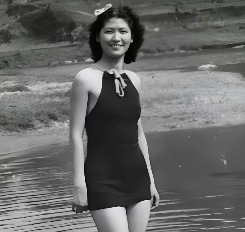 1940年，国民党外交官傅秉常带着情人江芳苓到重庆北温泉公园游玩时，为她拍下了一