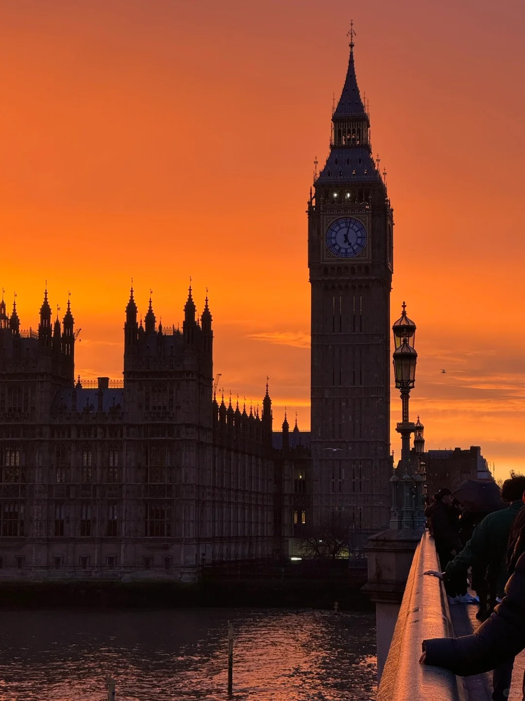 🇬🇧龙年第一天的惊喜日落
-
不得不说伦敦的天太会了
下午还下着细雨
日落时