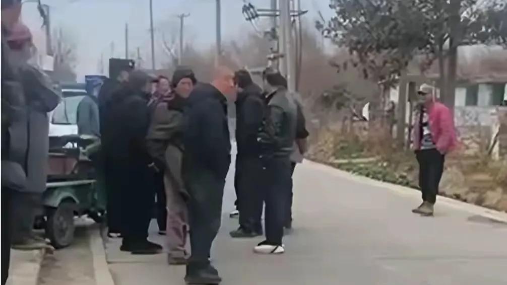 离谱！货车进村被要5000过路费，报警后付了1500，民警：删掉视频
