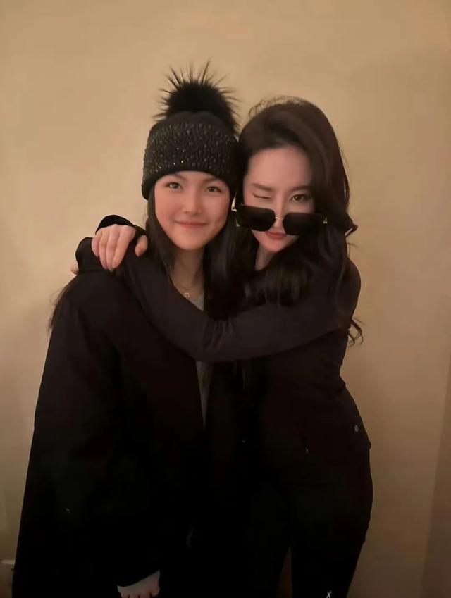 李湘晒聚会照，王诗龄与王岳伦、刘亦菲同框引热议