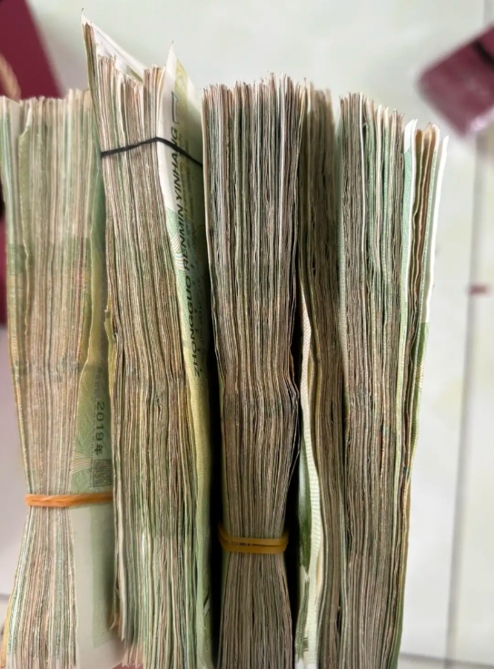 再问一遍 真的不跟姐在一起吗 姐有的是钱