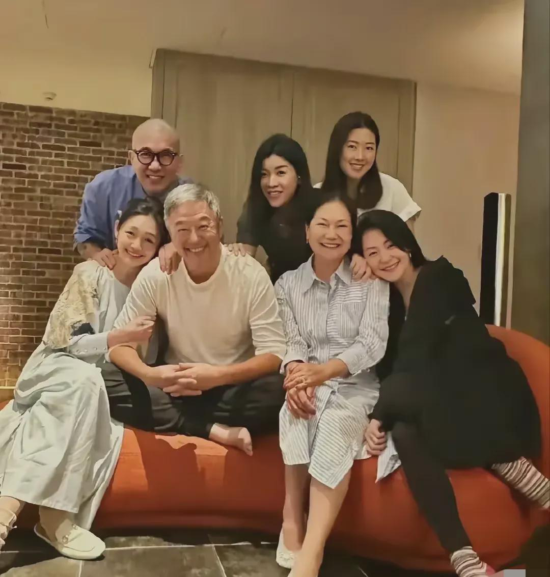  
 
最近徐家发生的事让人唏嘘。三年前那场婚礼的纪念日上，本该出现的干爹王伟忠