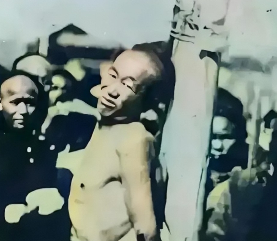 1900年，北京菜市口，清朝一名即将被“凌迟”的犯人。镜头下的他光着膀子被五花大