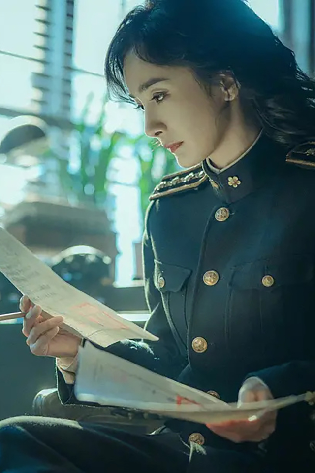 《哈尔滨一九四四》开播后，有人拿王鸥版“汪曼春”和她对比。这，就比较扎心。众所周