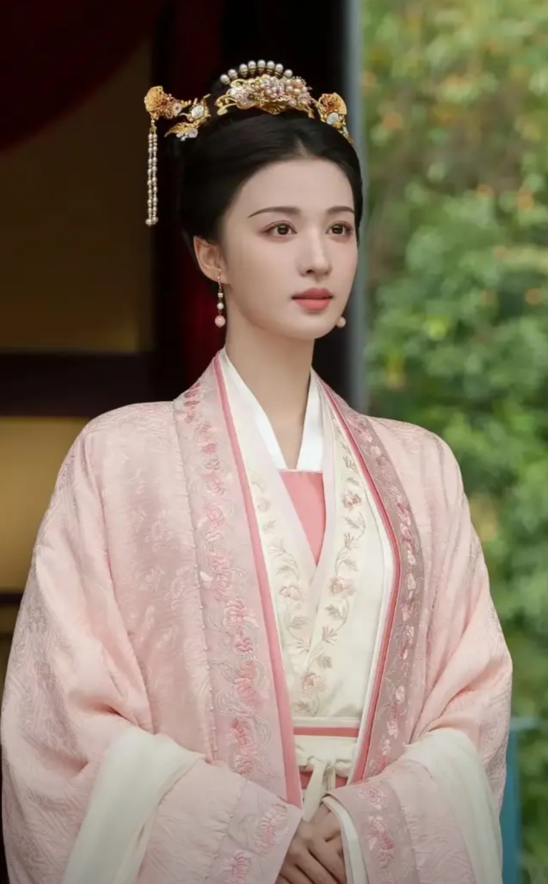 如果我是《国色芳华》的导演，毫无犹豫地选择王楚然演何惟芳！她年轻，完美契合人物设