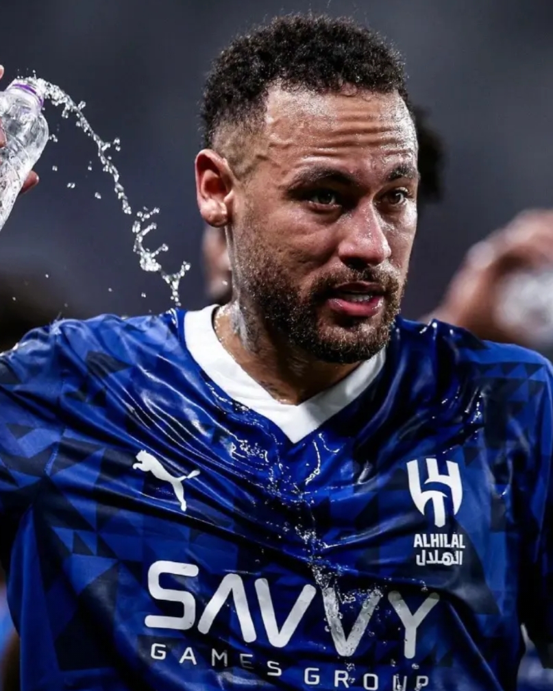 宁愿内马尔躺着算了！
内马尔在得到沙特明确地回复是想要提前半年离开，那么这半年没