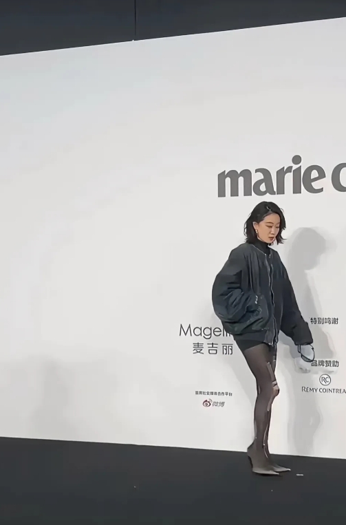 张小斐这袜子也太抢眼了吧，走到街上回头率百分百，现在的时尚真的是看不懂，她的演技