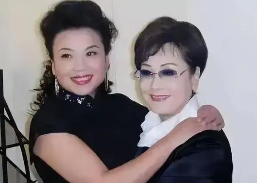 “民歌天后”张也艺术生涯璀璨。她深受李谷一赏识，亲切唤其妈妈。多年来，张也27次