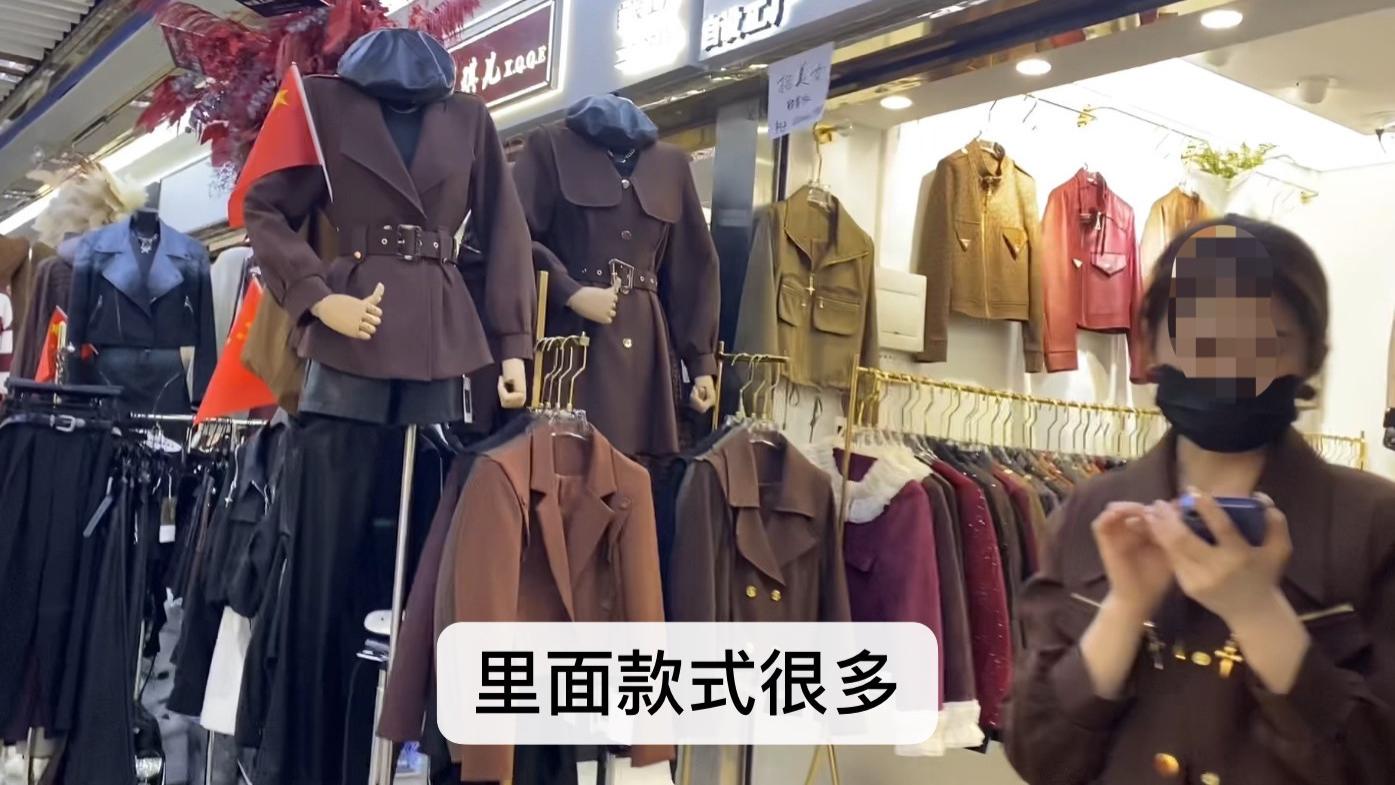 广州服装市场各类秋装上新，多是百搭通勤款，实体拿货性价比高