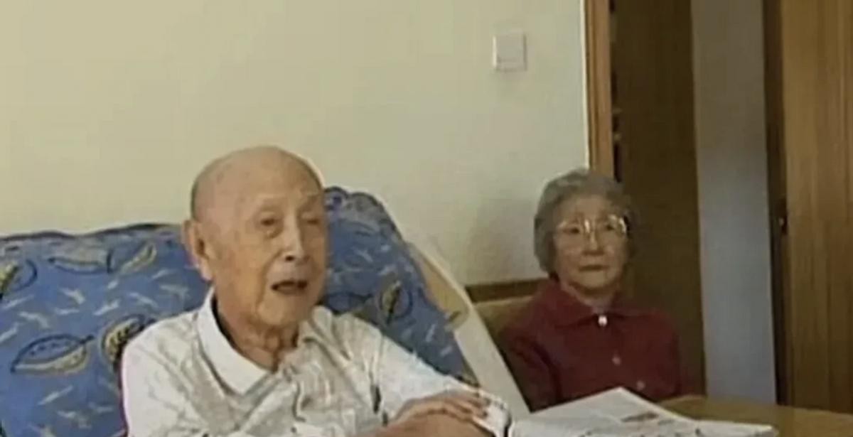 钱学森晚年常常一个人躺着，不爱说话。他的家人担心他可能患上老年痴呆，于是请来医生