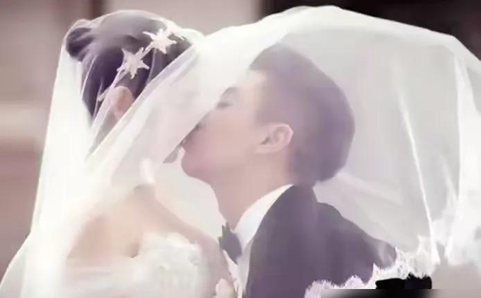 陈晓，2016年与陈妍希在北京雁栖湖畔举行婚礼，2025年两人宣布离婚。

陈晓