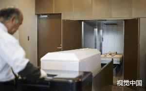 妻子是遗体火化师，我们再见面时她正哭着把我推进火化箱，只因她当初为了陪初恋错过了我的求救电话