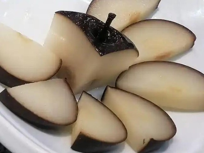 冻梨居然不是东北专属？提到冻梨，人们自然会想到东北这个严寒的地方。在漫长冬季，寒