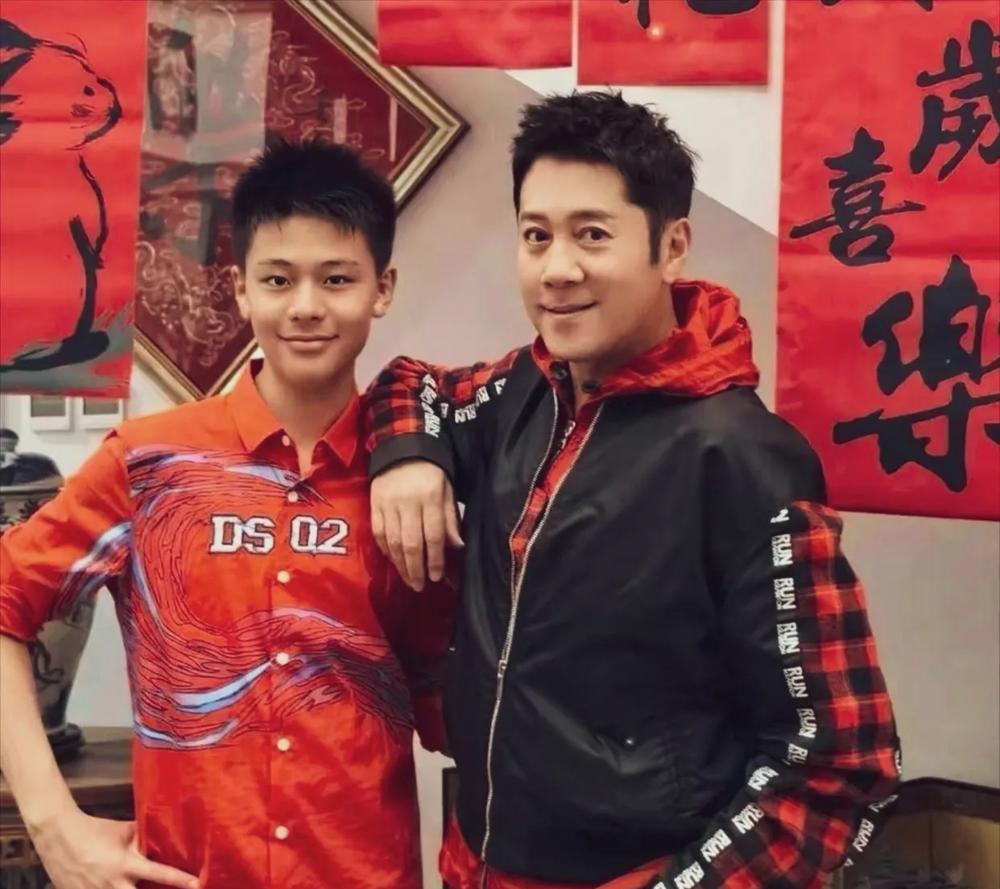 蔡国庆和两个儿子的合照，大儿子13岁，身高快赶上爸爸了！
大儿子，13岁，身高接