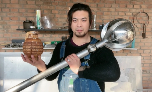 手工耿否认自己因为挣太多而退网，他说自己每年挣两三千万是个舒服的状态，和我一样，
