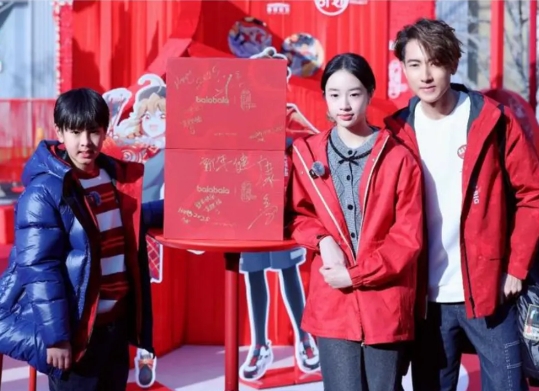 neinei因为端庄美丽上热搜了。
吴尊的女儿neinei和其他比较火的几个星二