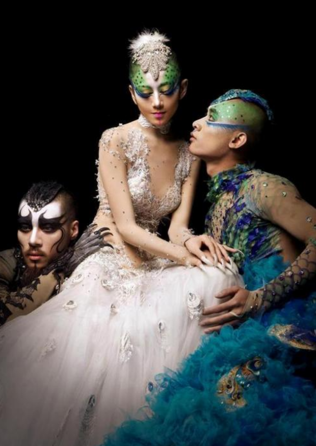 杨丽萍，这个舞台上的传奇，从来都不是按部就班的人。她的一举一动总是引人瞩目，就像