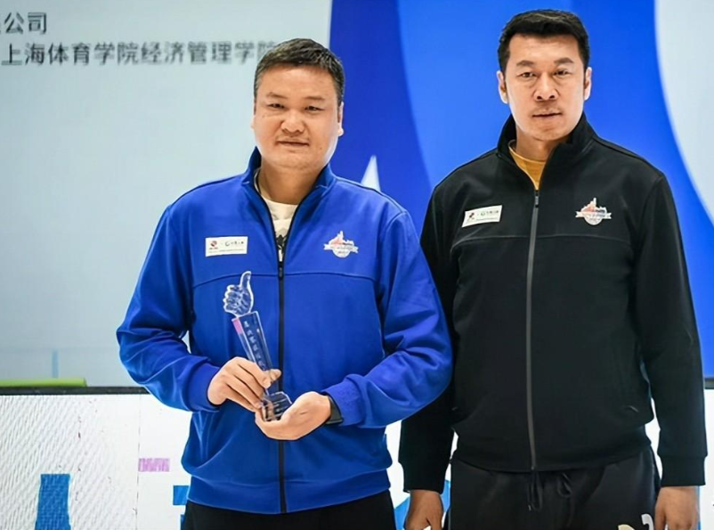 43岁的肇庆名帅陈端接任了广东宏远青年队主教练一职，而非球迷猜测的周鹏或陈江华。