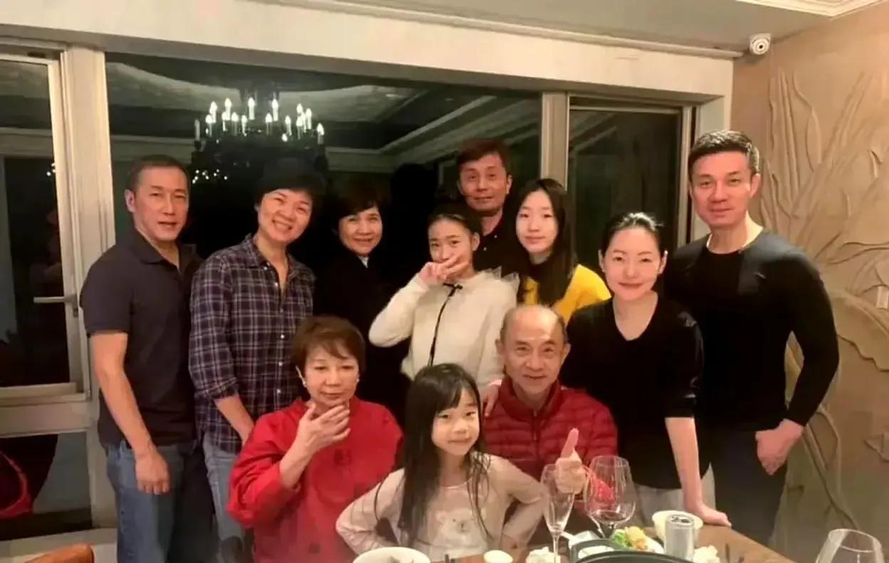冷知识：小S如今居住的帝宝豪宅，产权上没有她的名字，该豪宅所有权归她公婆。
我想
