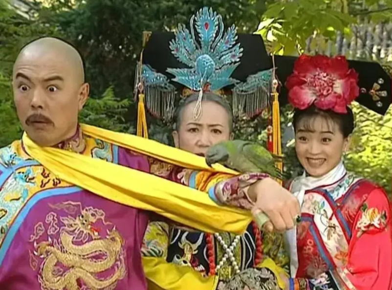 《还珠格格》幕后故事：

这只鹦鹉是琼瑶从市场上买的，不具备任何听懂人话的功能。