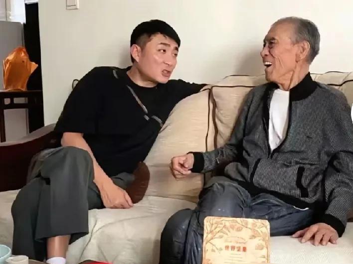 这段时间，李如刚先生可真是忙坏了！

先是师弟侯耀华来看望，后来是师弟杨老五来看