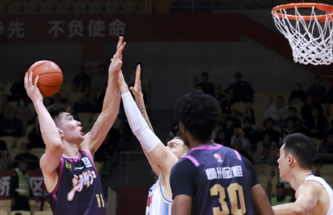浙江力克四川取5连胜，余嘉豪内线统治，萨姆纳空砍54分难救主