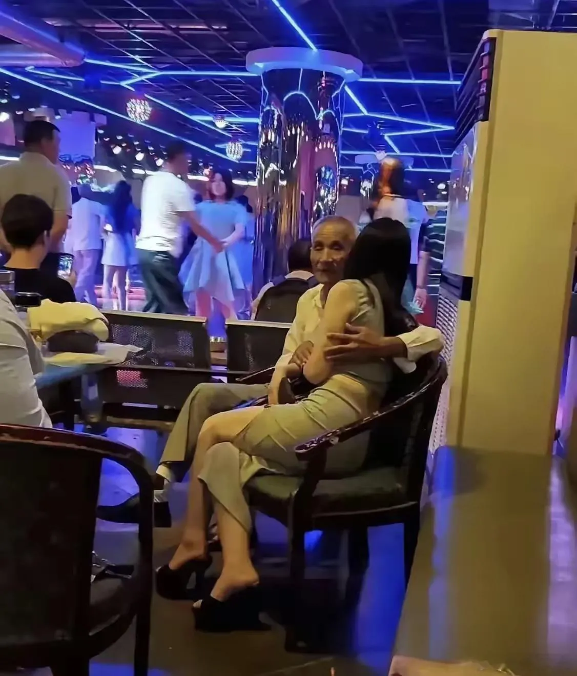 我就纳闷儿了，大爷退休金花不完吗？[偷笑]怎么天天都不回家呢？这可比年轻人还会玩
